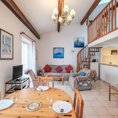 Very 2 Bedrooms In Duplex Heart Of !! *