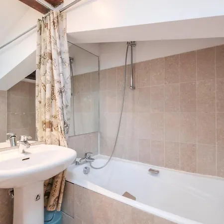 Very 2 Bedrooms In Duplex Heart Of !! *