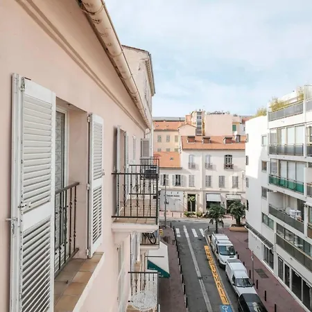 Very 2 Bedrooms In Duplex Heart Of !!