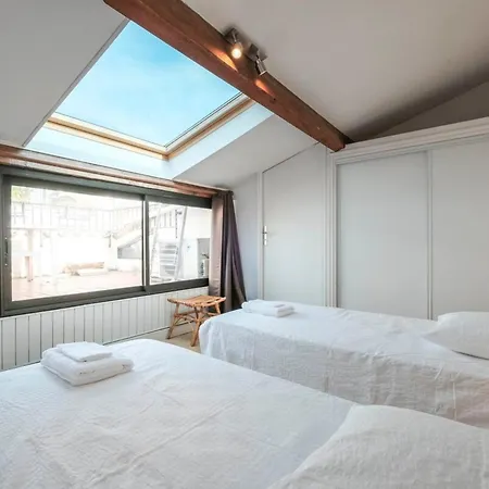 Very 2 Bedrooms In Duplex Heart Of !! *