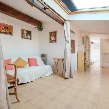 Very 2 Bedrooms In Duplex Heart Of !! *