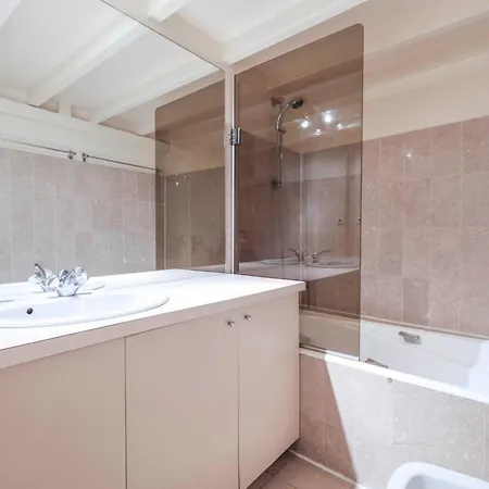 Very 2 Bedrooms In Duplex Heart Of !!